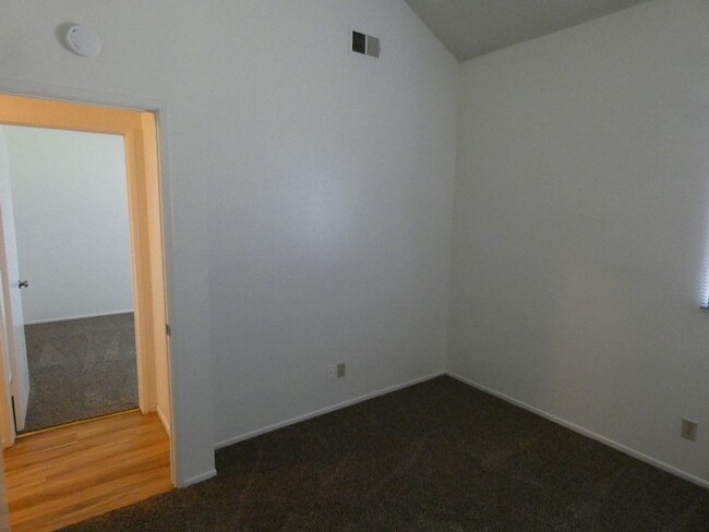 Building Photo - Spacious Northpoint Townhome near Righetti...