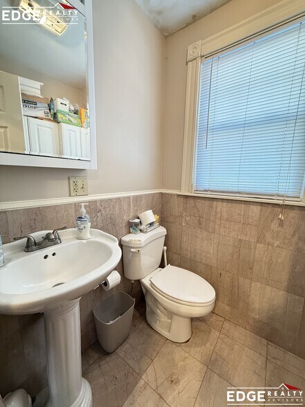 Building Photo - 25 Burton St