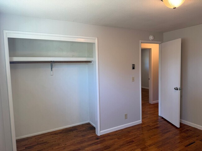 Building Photo - 3-bedroom, 1 bath duplex with garage!