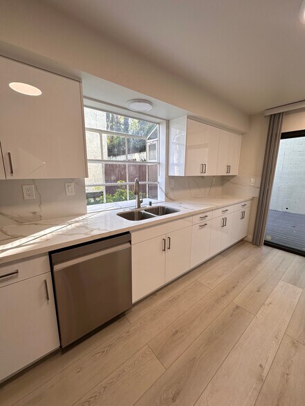 All New Kitchen - 4300 Via Marisol