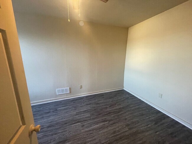 Building Photo - OM-1512 Cincinnati Street