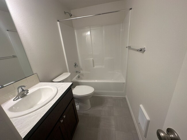 Building Photo - MIDTOWN 2 Bdrm Cottage, 1 bath, Air Conditioning, Laundry Room, Large Covered Patio, Off Street P...