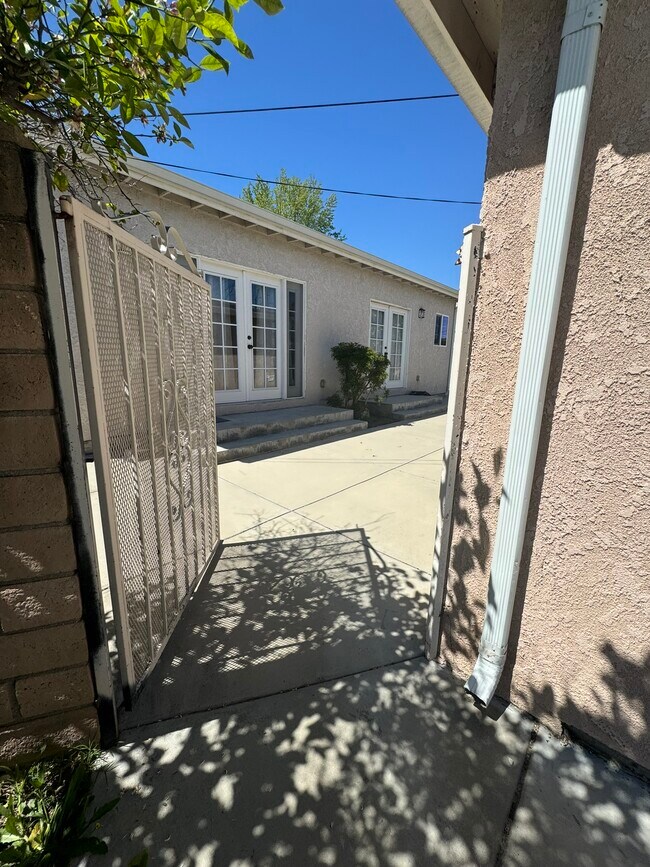 Gate to enter from parking - 14921 Kittridge St