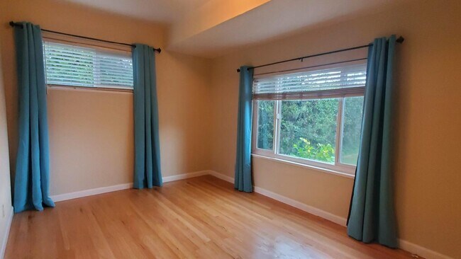 Building Photo - 676 Brentwood Dr