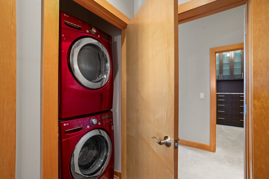 Full Washer & Dryer - 1111 N Marshall St