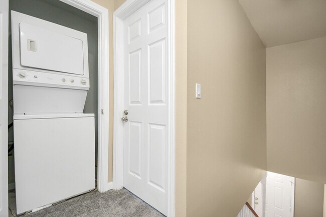 Building Photo - 11899 Algonquin Dr