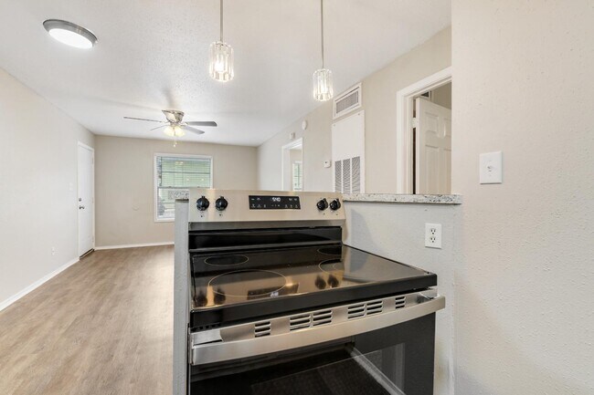 Building Photo - 1512 Broadmoor Dr