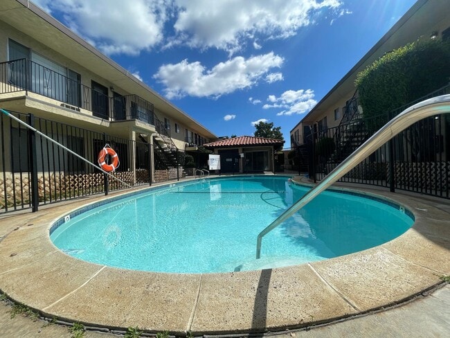 Building Photo - Beautiful and Spacious Apartment in Gated ...