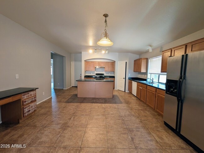 Building Photo - 738 E Saddle Way