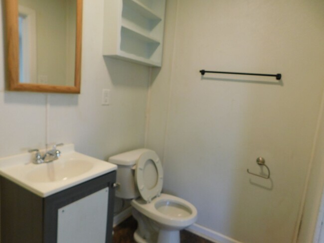 Building Photo - 1 bedroom, 1 bathroom duplex located in th...