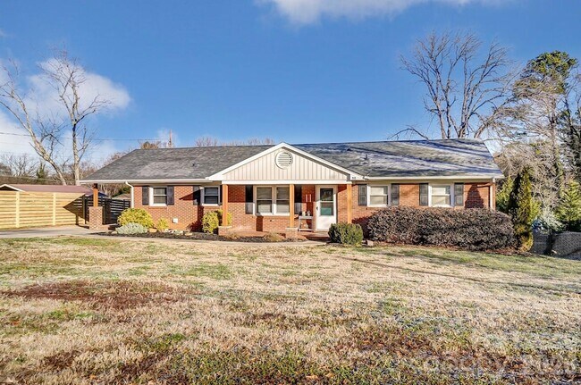 Building Photo - 10 Spruce Pine Dr