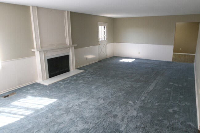 Large open living room - 422 North 62nd Avenue