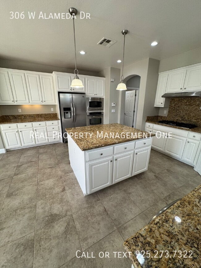 Building Photo - 306 W Alameda Dr