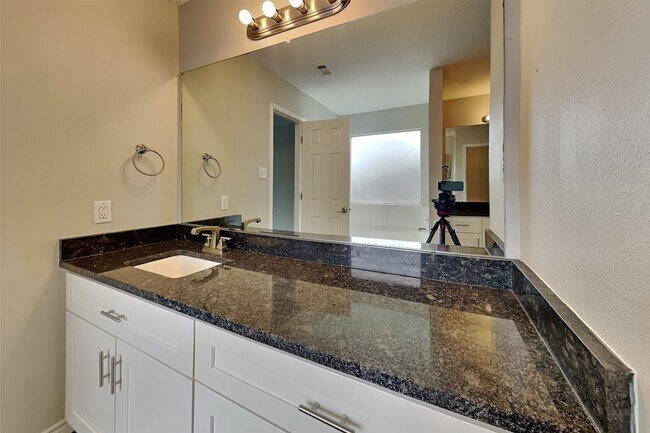 Building Photo - 14006 Honey Bee Ct