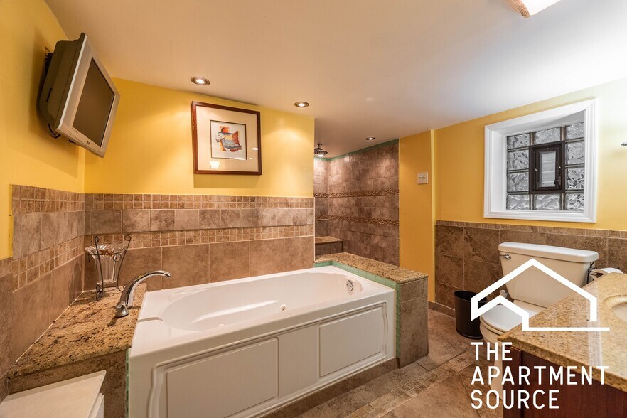 Building Photo - 2305 N Melvina Ave