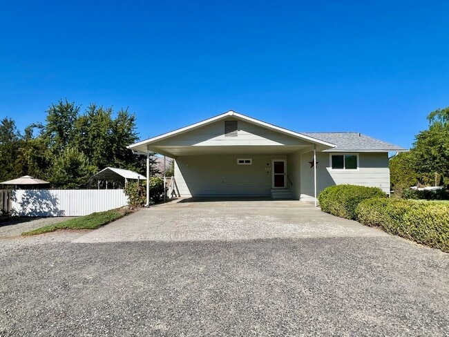 Primary Photo - Spacious 3 bed/2 bath home with RV/Boat pa...