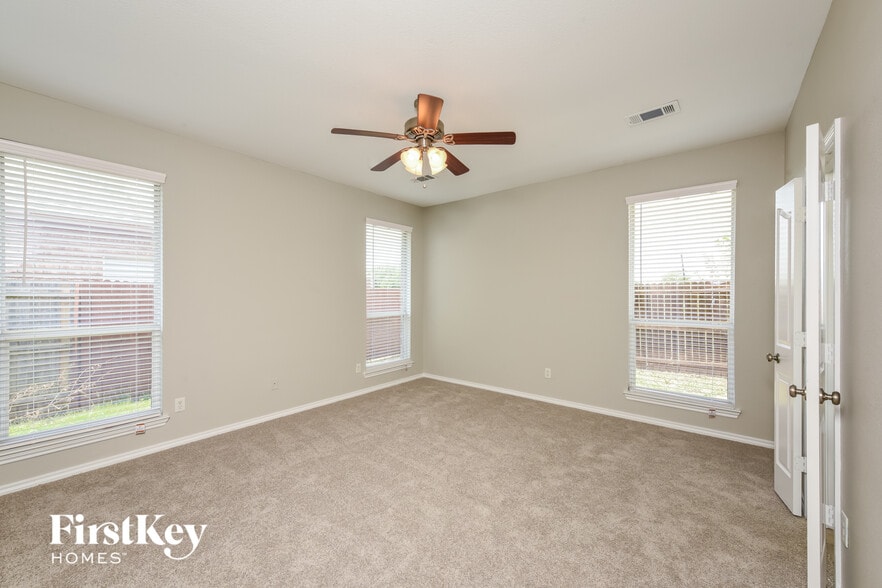 Building Photo - 10649 Fossil Hill Dr