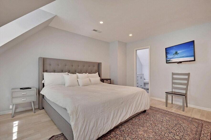 Building Photo - 169 1/2 King St