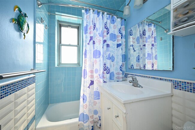 Building Photo - 61-20 Grand Central Pkwy