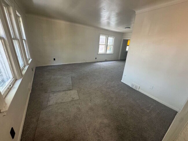 Building Photo - Completely Renovated & Move-In Ready!