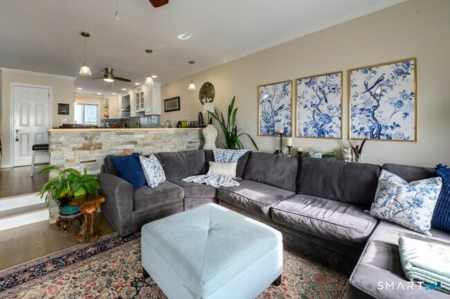 Building Photo - 72 Cosey Beach Ave