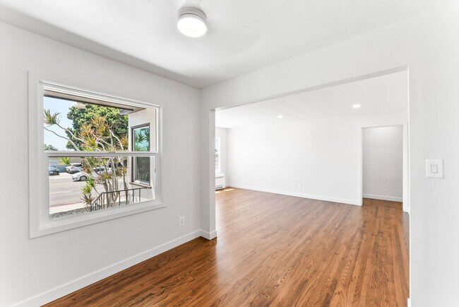 Building Photo - Nicely Remodeled 3 Bed 2 Bath in West Chul...