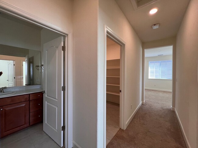 Building Photo - **MOVE-IN SPECIAL $500 OFF 1st Month** Lar...