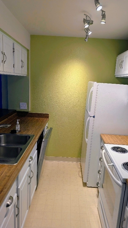 Building Photo - 2201 Romig Pl