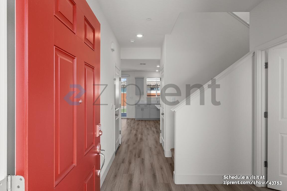 Building Photo - 437 Manhattan Dr