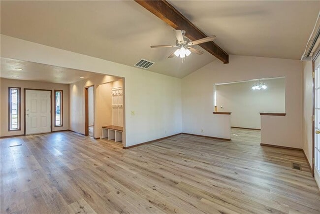 Building Photo - 904 Oakwood Dr