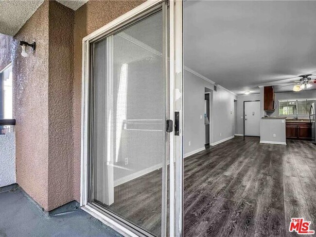 Building Photo - 5565 Canoga Ave