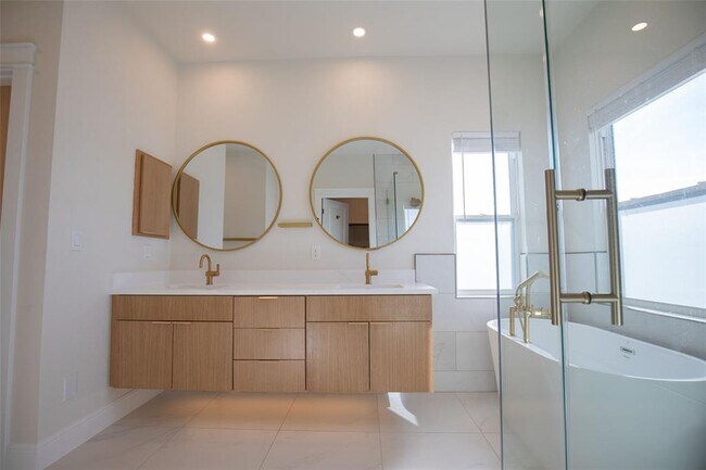 Building Photo - 1913 Littlefield St