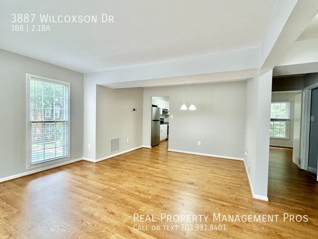 Building Photo - Gorgeous End Unit in Fairfax City!