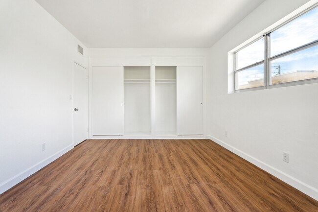 Building Photo - 825 85th St