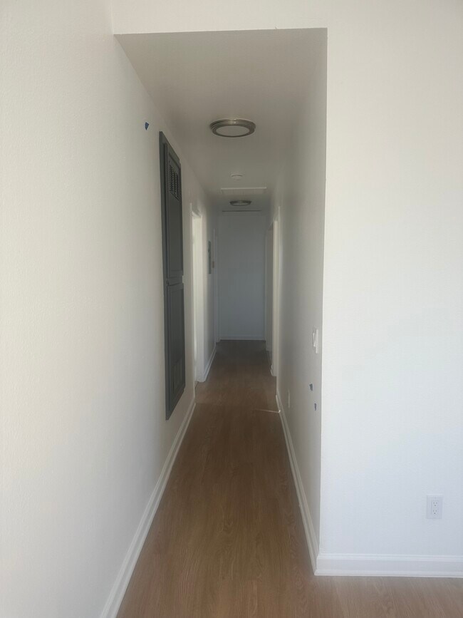 Building Photo - 855 W 61st St