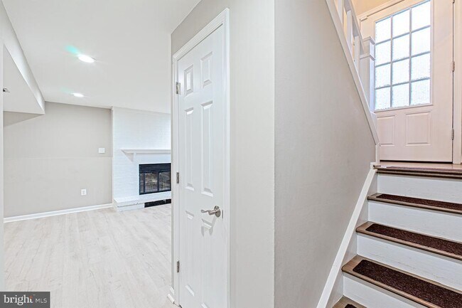 Building Photo - 9705 Locust Hill Dr