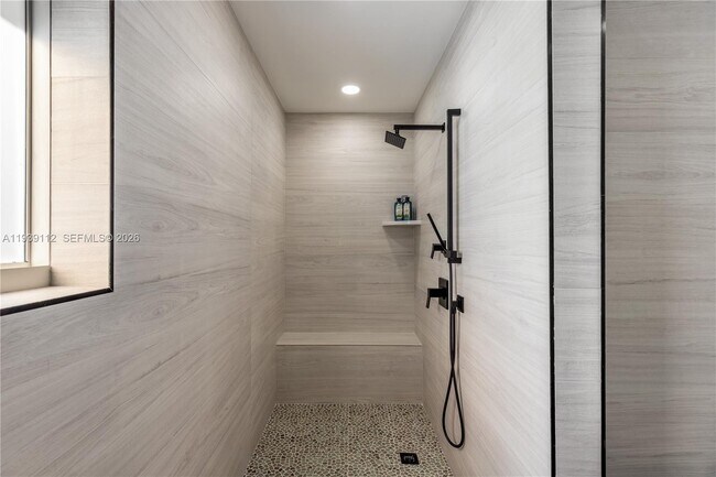 Building Photo - 3010 NE 58th St