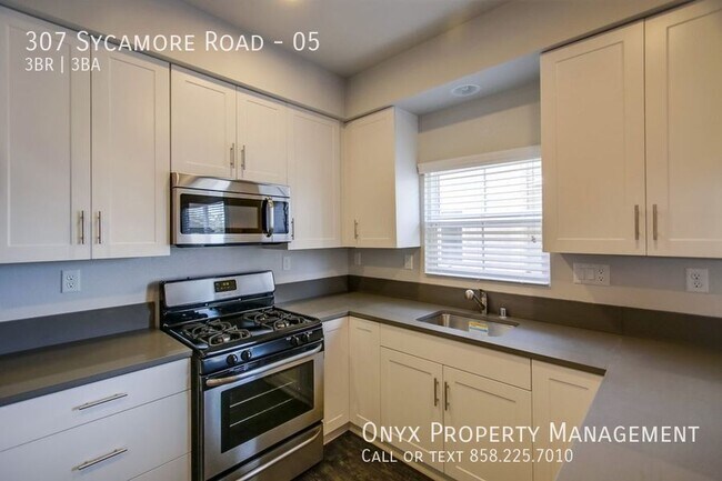 Building Photo - $1,000 off first month’s  rent! Newer Town...