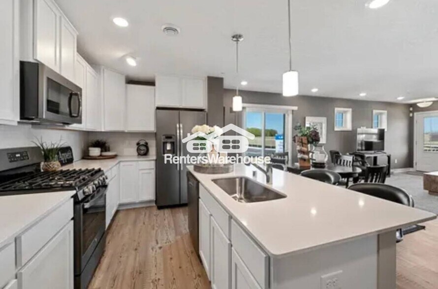 Building Photo - 10836 Glacier Ln N