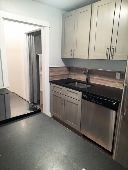 Building Photo - 715 Main St