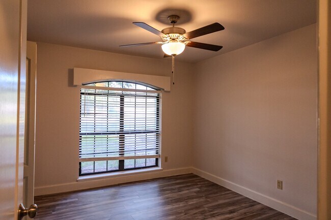 Building Photo - 2803 Pueblo Ct N