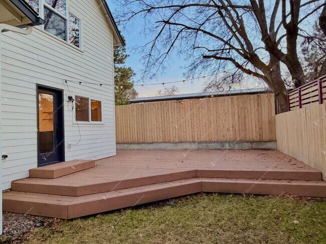 Building Photo - Find a piece of serenity in Historic Old Bend! (Unfurnished)