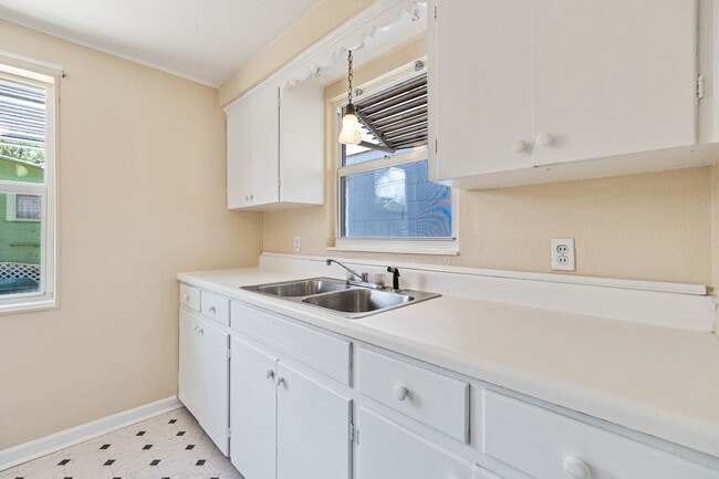 Building Photo - Charming 2/1 Home w/ Partially Fenced Yard in St. Cloud