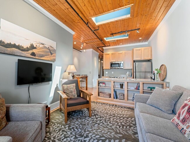 Building Photo - Fabulous Downtown Asheville Apartment