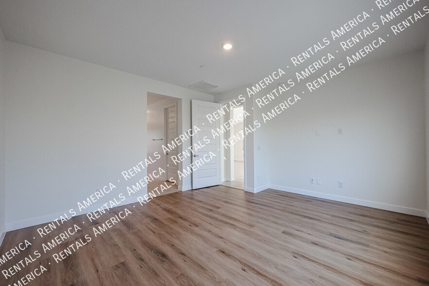 Building Photo - 9718 E Tahoe Ave