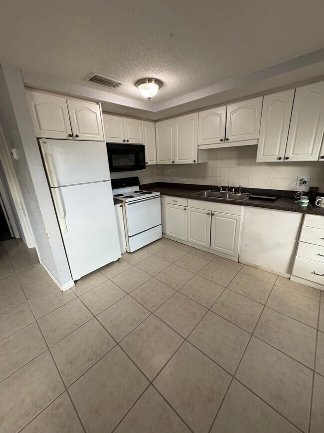 Building Photo - 2 bedroom / 1 bath available now!