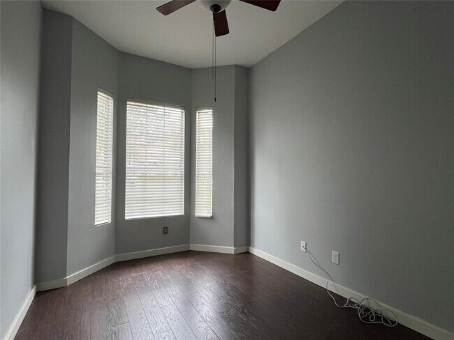 Building Photo - 9309 Roxanna Dr