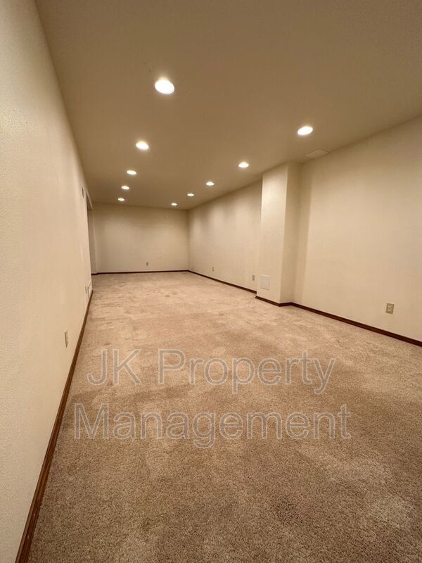 Building Photo - 319 Beth Dr
