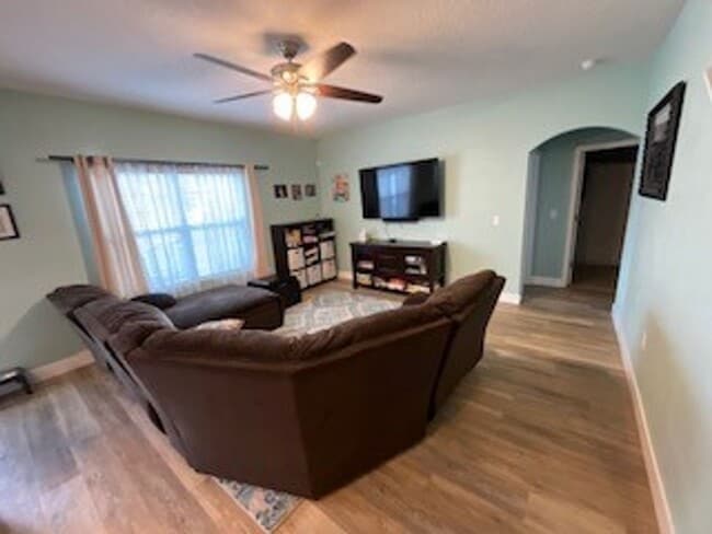 Building Photo - 5/3 Chestnut Village Home