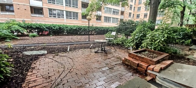 Building Photo - Sunlit 2 Bed 1 Bath, 3 Level Townhome in S...